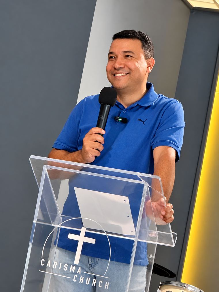 Pastor Wellington Mariano preaching at Carisma Church